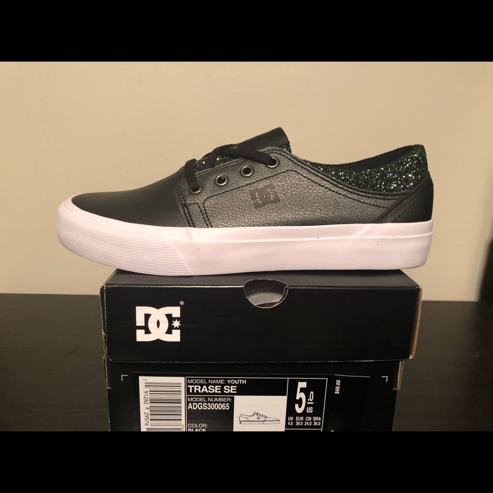 DC Trase Youth Size 5 New in Box